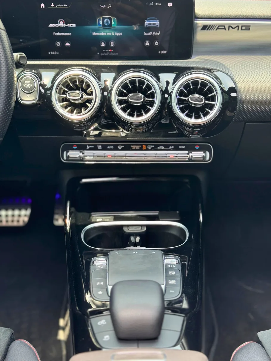 Mercedes-AMG CLA 45 interior